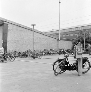 859372 Afbeelding van lukraak gestalde fietsen aan de noordzijde van het N.S.-station Rotterdam C.S. te Rotterdam.